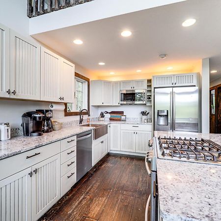 Luxe Appalachian Mountain Cabin With Hot Tub, Views Warrensville Экстерьер фото