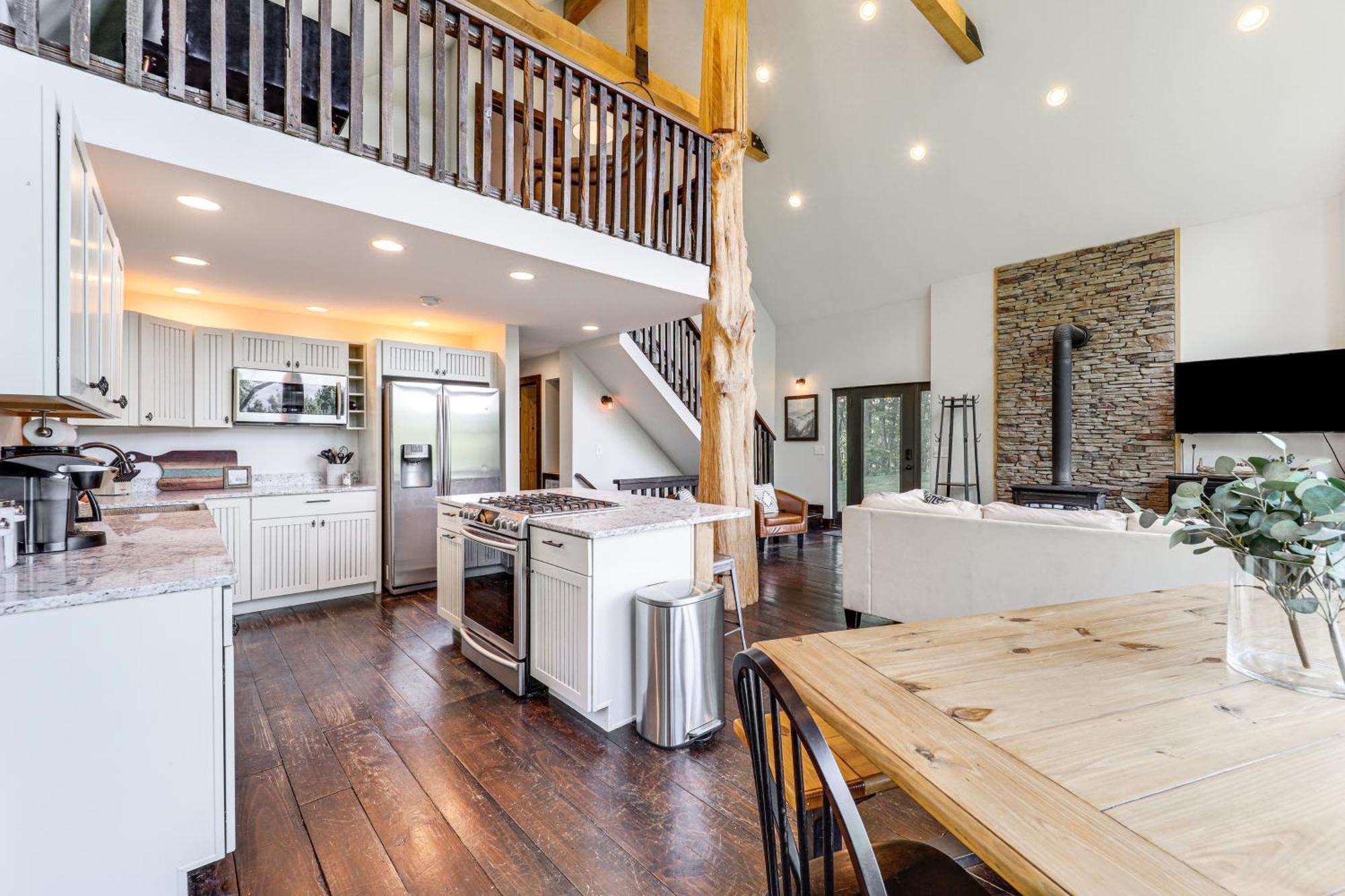 Luxe Appalachian Mountain Cabin With Hot Tub, Views Warrensville Экстерьер фото