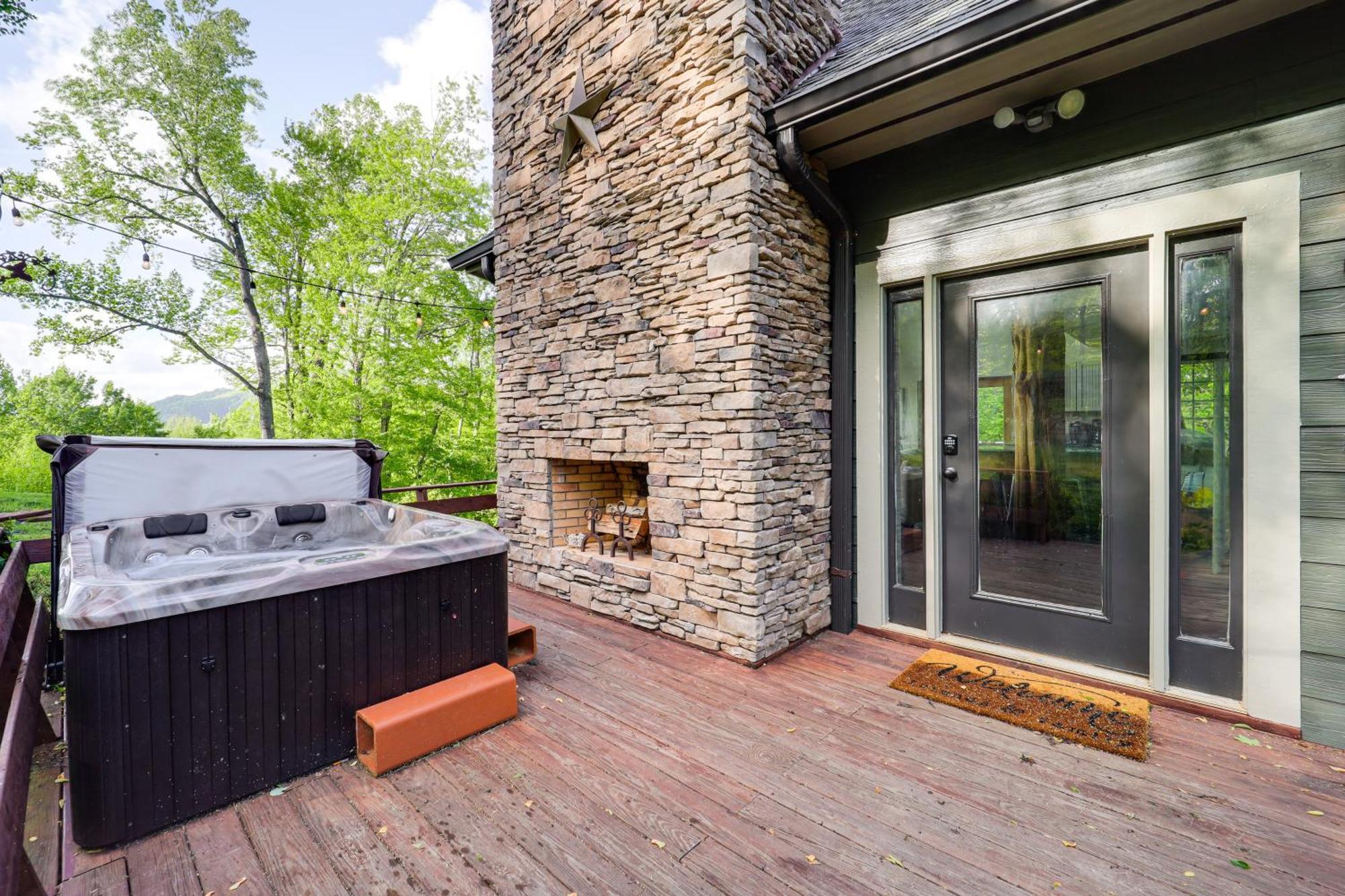 Luxe Appalachian Mountain Cabin With Hot Tub, Views Warrensville Экстерьер фото