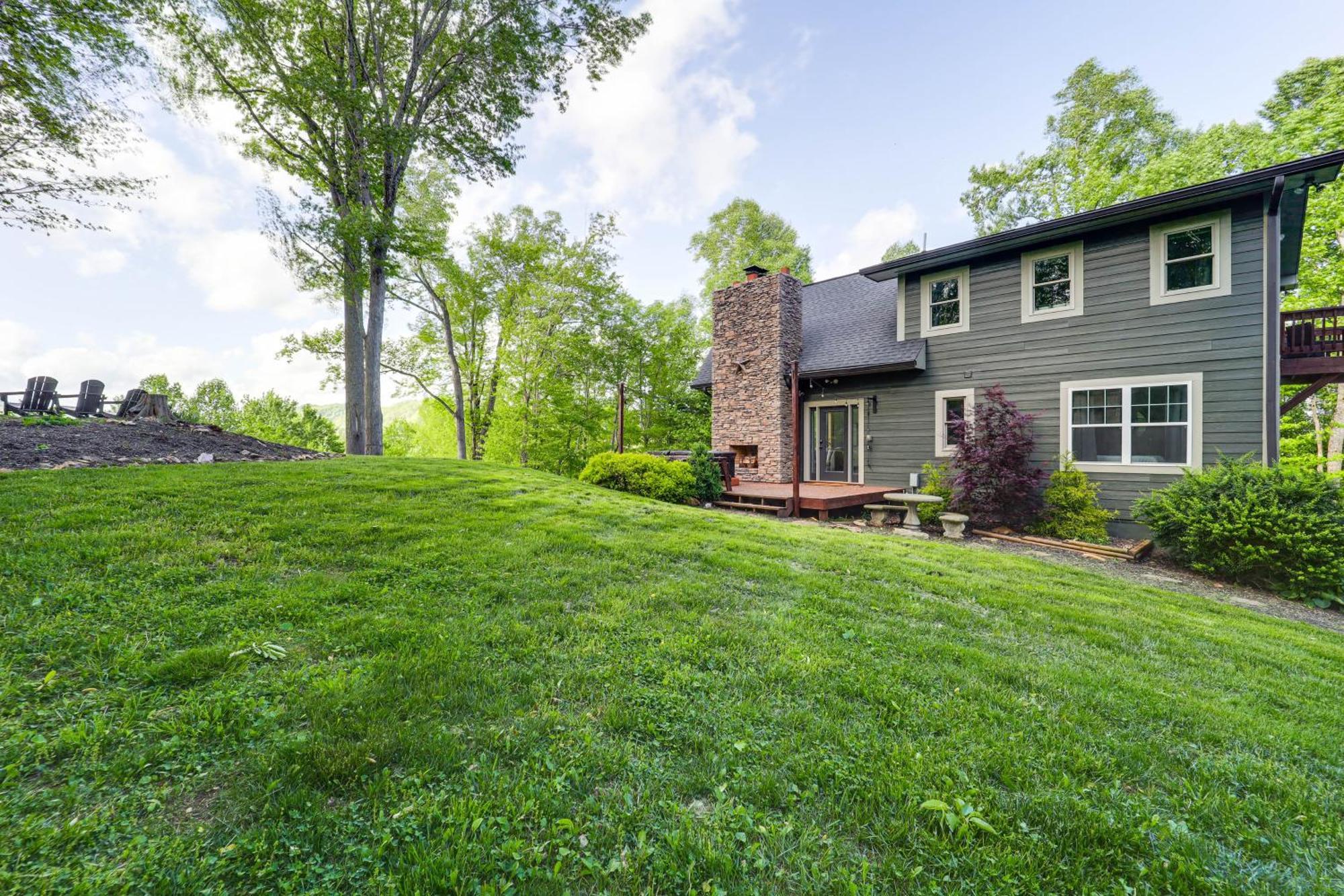 Luxe Appalachian Mountain Cabin With Hot Tub, Views Warrensville Экстерьер фото