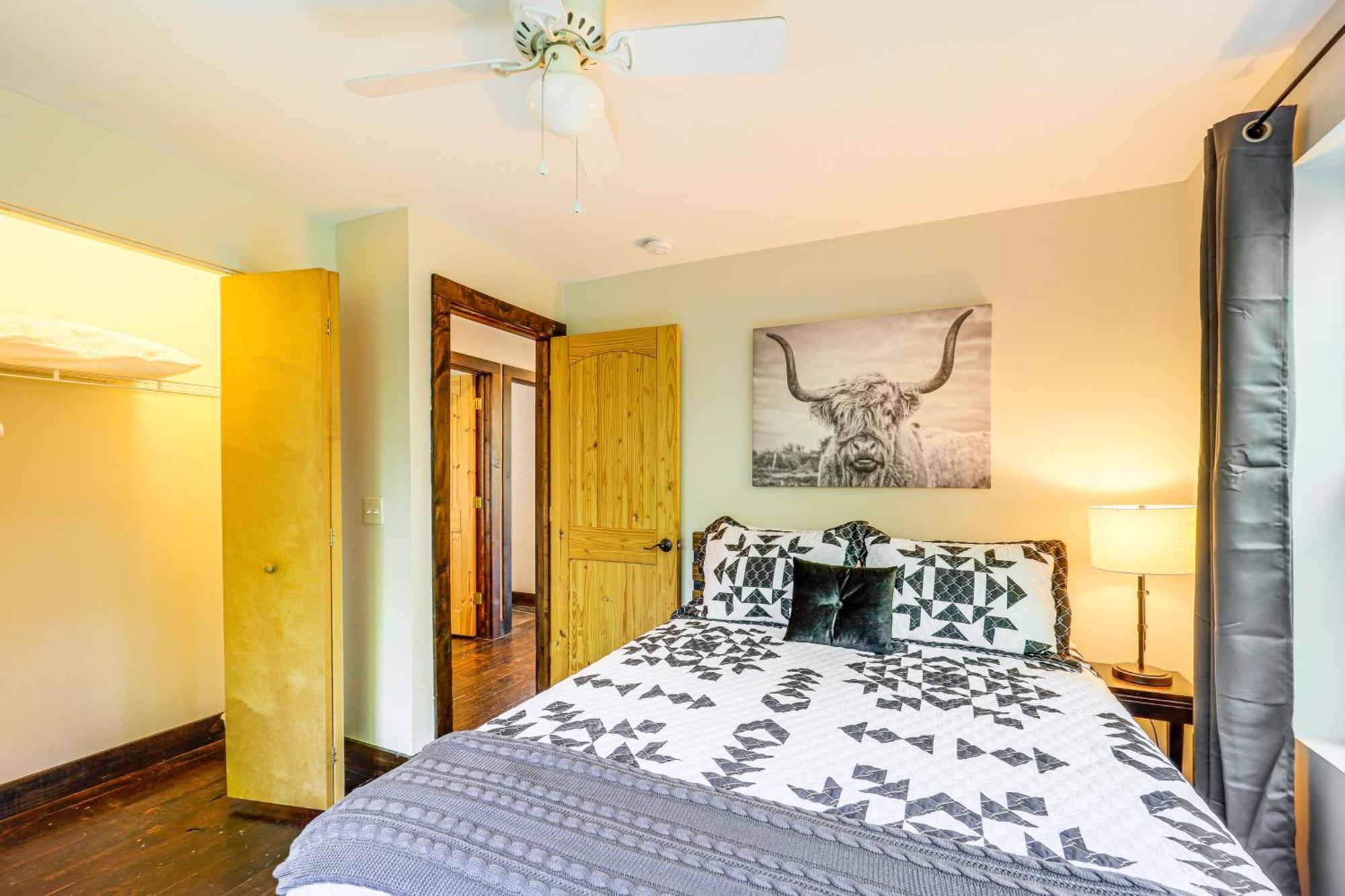 Luxe Appalachian Mountain Cabin With Hot Tub, Views Warrensville Экстерьер фото